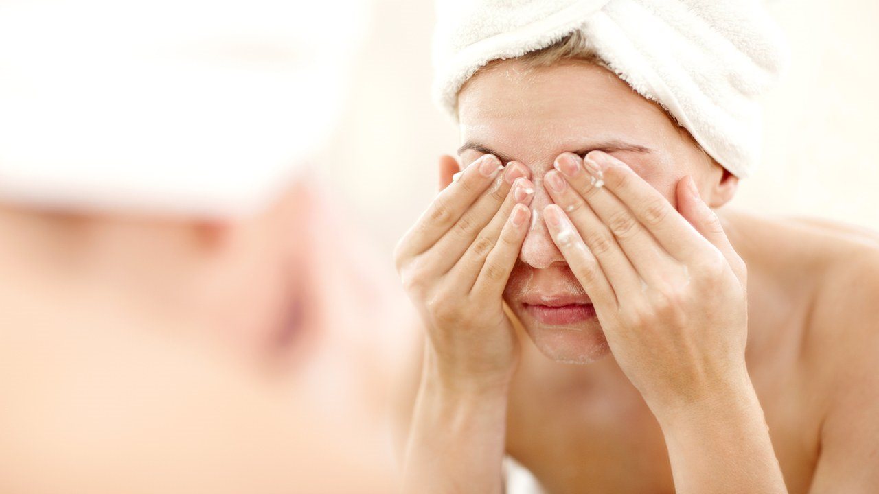 Rửa mặt sai cách khiến quá trình trị mụn thêm khó khăn
