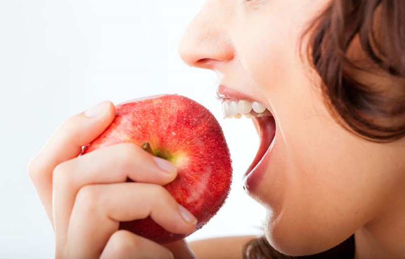 Ăn nhiều táo để khắc phục tình trạng răng bị xỉn màu