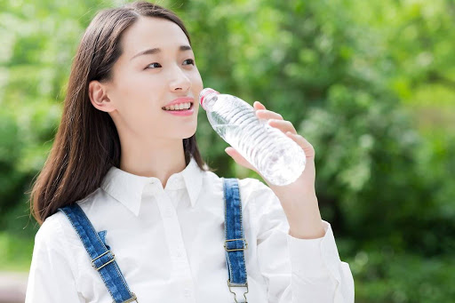 Uống nhiều nước để dưỡng ẩm môi